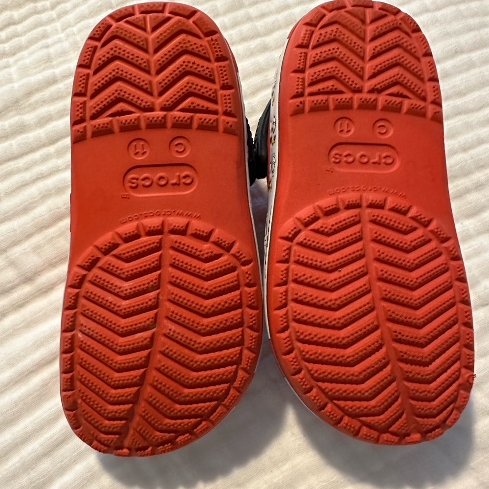 *SOLD* Kids Peanuts Crocs, size C11